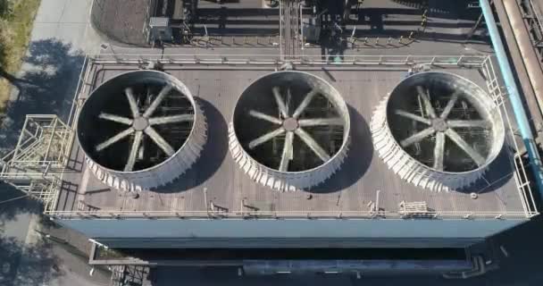 Hűtő ventilátorok az erőmű antennáján. Hűtőrendszer a gyár légi kilátójában. Nagy ipari ventilátor