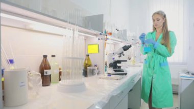 Laboratuvardaki genç doktor. Araştırma laboratuvarındaki kız doktor.