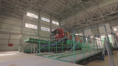 Bir kamyondan ambara buğday boşaltıyorum, asansöre buğday yüklüyorum.