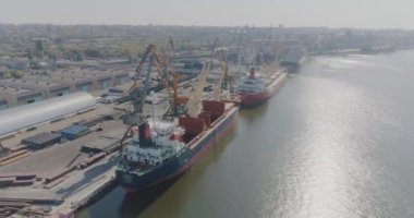 Büyük gemileri ve vinçleri olan kargo limanı. Havadan deniz limanı.