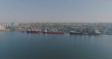 Kargo gemisi limanda yükleniyor, havadan görünüyor.