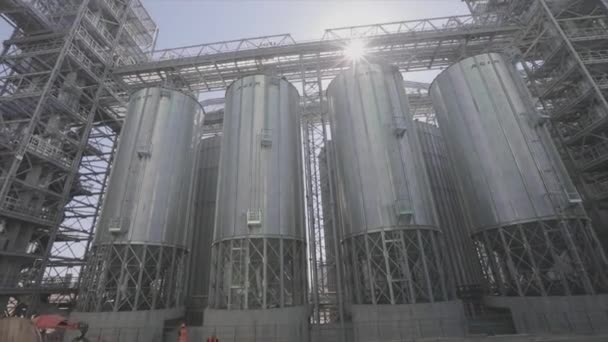 Tahıl depolamak için silo, tahıl depolamak için büyük bir metal silo. — Stok video