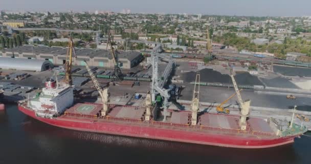 Suchá nákladní loď v přístavu. Port jeřáb nakládá náklad do suché nákladní lodi — Stock video