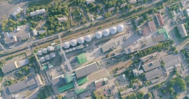 Silo con grano. Vista serbatoio di stoccaggio grano dall'alto. Deposito cereali in grandi fessure vista aerea — Video Stock