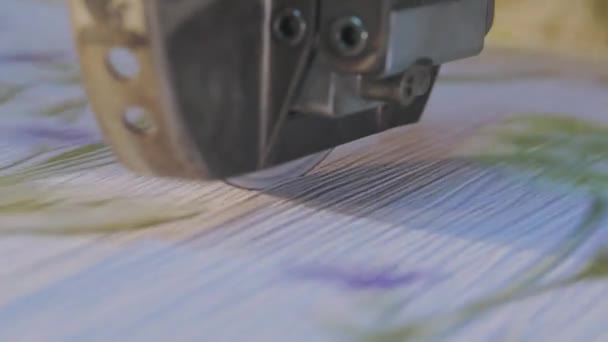 Mouvement du papier peint sur la ligne de convoyeur. Production de papier peint, processus de production de papier peint. Intérieur industriel. — Video