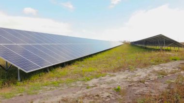 Güneş panelleri, güneş istasyonunun panoramik görüntüsü