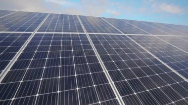 Güneş paneli, güneş panelindeki bulutların yansıması.