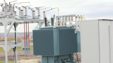 Güneş İstasyonu ekipmanları. Elektrik santralinde bir trafo, güneş enerjisi istasyonunda bir trafo..