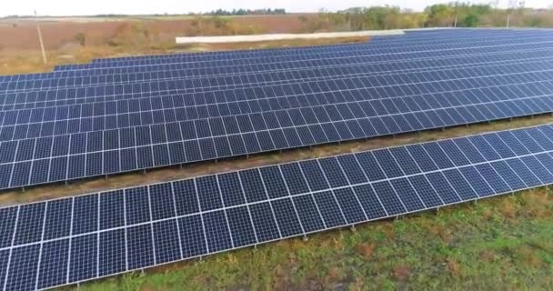 Sonnenkollektoren Luftaufnahme. Sonnenkollektoren von oben. Erneuerbare Energien — Stockvideo