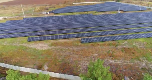 Pannelli solari vista aerea. Pannelli solari accanto ai campi agricoli. Energia rinnovabile — Video Stock