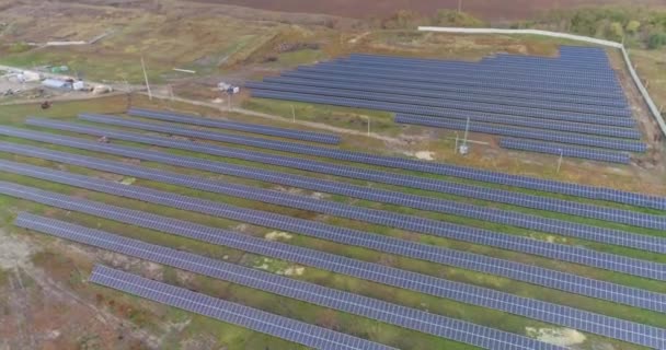 Estación solar desde el aire, volando sobre una granja solar — Vídeo de stock