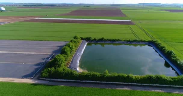 Technisch reservoir naast grote kassen, groene velden rond een grote kas, Technisch reservoir rond een grote kas — Stockvideo