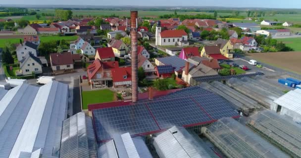 Panneau solaire sur le toit d'un bâtiment industriel, ville européenne, serres, agriculture européenne — Video