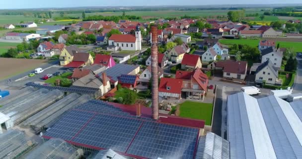 Солнечная панель на крыше промышленного здания, европейский город, теплицы, европейское сельское хозяйство — стоковое видео