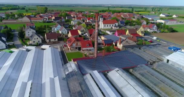 Panel solar en el techo de un edificio industrial, ciudad europea, invernaderos, agricultura europea — Vídeos de Stock