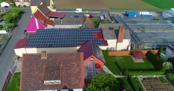 Sonnenkollektoren auf dem Dach des Hauses, die Gewinnung von Strom durch Sonnenkollektoren, persönliche Solaranlage — Stockvideo