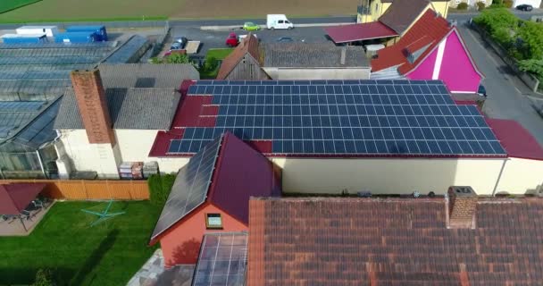 家の屋根の上の太陽光パネル太陽光パネルによる電力の抽出個人用太陽光発電所 — ストック動画