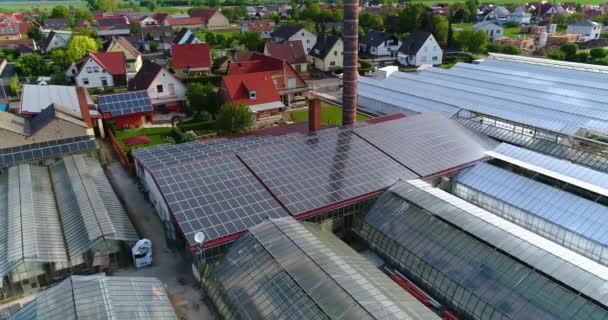 Европейская деревня вблизи теплиц, большой тепличный комплекс вблизи европейской деревни, Германия — стоковое видео