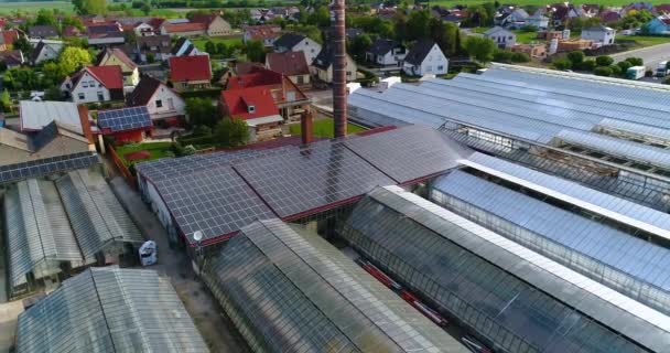 Europees dorp in de buurt van kassen, een groot kas complex in de buurt van het Europese dorp, Duitsland — Stockvideo