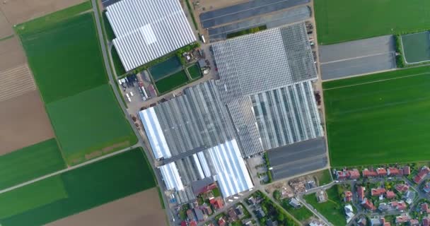 Ciudad europea cerca de invernaderos, un gran complejo de invernaderos cerca de la aldea europea, Google Maps ilusión — Vídeo de stock