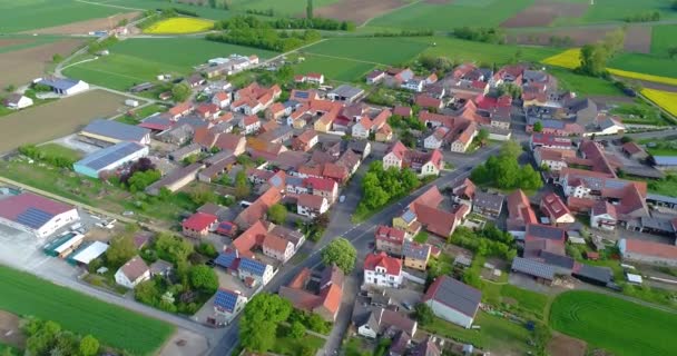 Eine kleine europäische Stadt mit einer großen Anzahl von Sonnenkollektoren auf den Dächern von Häusern, europäischer Architektur, europäischer Landschaft — Stockvideo