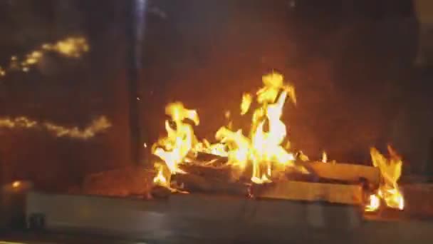 柴火在壁炉里燃烧.在壁炉里生火漂亮的木制壁炉 — 图库视频影像