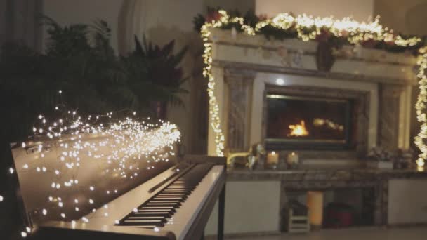 Un synthétiseur sur fond de cheminée à l'intérieur de Noël — Video