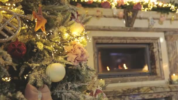 Modern bir evde Noel için. Noel ağacı ve şöminesi olan güzel bir Yeni Yıl İçi. — Stok video