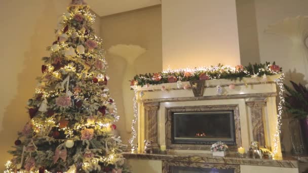 Όμορφο εσωτερικό Πρωτοχρονιάς με χριστουγεννιάτικο δέντρο και τζάκι. Χριστουγεννιάτικο εσωτερικό σε μοντέρνο σπίτι. Άνετο εσωτερικό Χριστούγεννα — Αρχείο Βίντεο