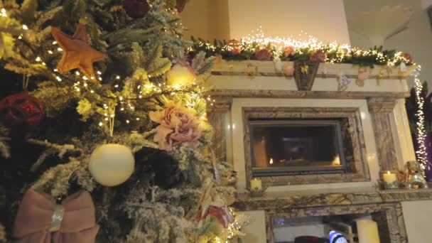 Świąteczne wnętrze w nowoczesnym domu. Piękne wnętrze Nowego Roku z choinką i kominkiem.Przytulne wnętrze Boże Narodzenie — Wideo stockowe