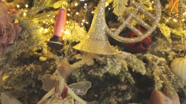 Vánoční stromek zblízka. Detailní záběr dekorací na vánočním stromečku. Stylový vánoční stromek — Stock video