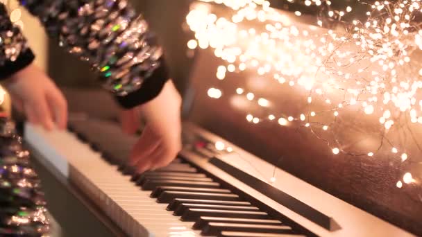 Hands play the synthesizer. A woman plays the synthesizer in the New Years interior. Playing the synthesizer — Stock Video