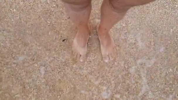 해수면에 떠 있는 수컷의 발. 수면 가까이에 발이 있습니다. 사람의 발을 씻어 주는 물. — 비디오