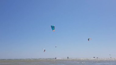 Denizde uçurtma sörfü, denizde birçok uçurtma sörfçüsü. İnsanlar denizde ekstrem sporlar yapıyor.