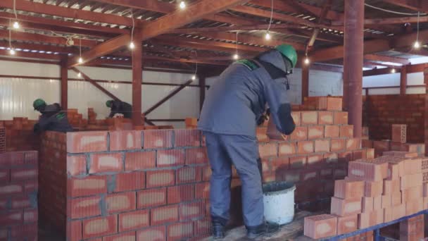 Trabalhe em voltas de tempo de um canteiro de obras. Calendário de assentamento de tijolos — Vídeo de Stock