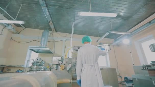 Männlichkeit in einer Pharmafabrik. Das Innere der Pharmafabrik. Arbeitsablauf in einer Tablettenfabrik — Stockvideo