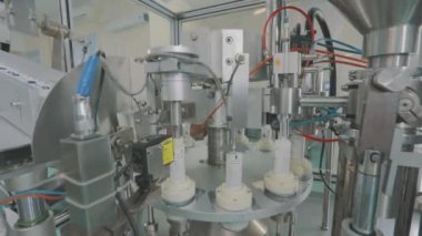 Modern otomatik taşıyıcı. Krem üretimi, kozmetik ürünlerin üretimi