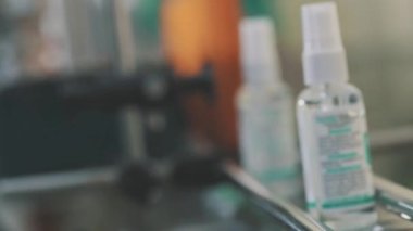 El dezenfektanı üretimi. El dezenfektanlı taşıyıcı, el dezenfektanı yakın plan.