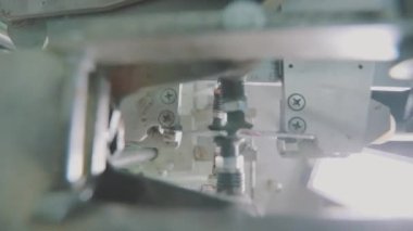 Krema paketleme tüpleri yakın çekim. Paketleme yakın plan. Tüplere krem paketlemek için otomatik makine.
