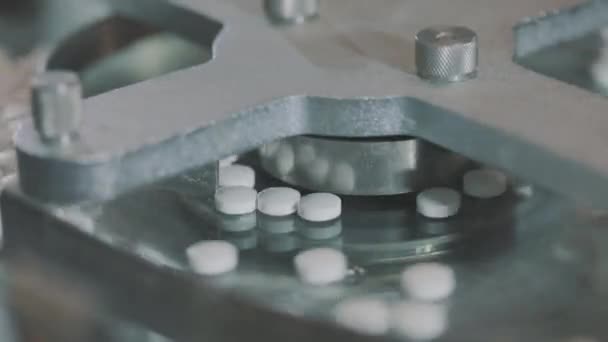 Produção de comprimidos close-up. Fábrica farmacológica. Linha transportadora para a produção de comprimidos — Vídeo de Stock