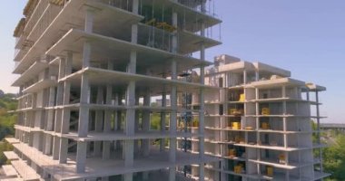 Çok katlı bir bina havadan görüntüsü inşa ediliyor. Bir apartmanın inşaat sahasına yakın bir yerde. Bir konut kompleksinin inşası.