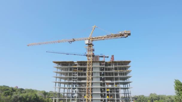 Construction of a multi-storey residential building time laps. Tower crane at a time laps construction site. Construction crane time laps — Stock Video
