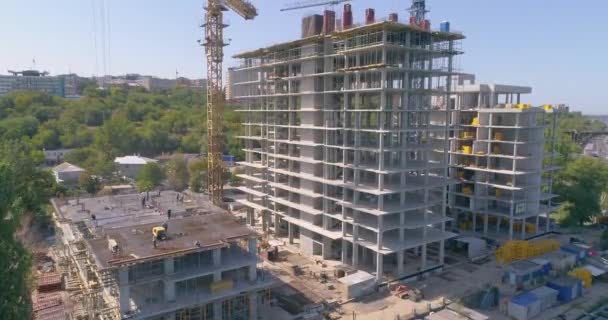 Bouw van appartementen. Bouwproces van een woongebouw vanuit de lucht. Bouw van een woongebouw. — Stockvideo