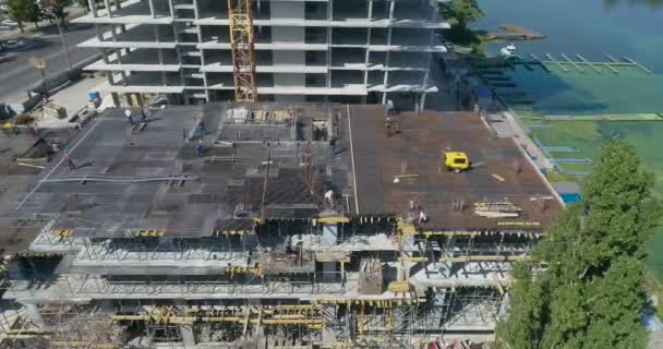 Un arco sul cantiere di un edificio residenziale a più piani. Costruzione di appartamenti vista dall'alto. Costruzione di un edificio residenziale. — Video Stock