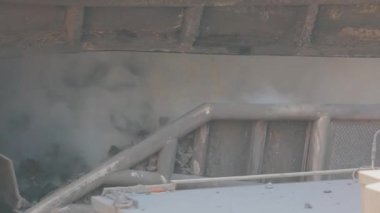 Kola fırını kömür üretimi. Metalürjik girişim. Kokain işleminden sonra kokain fırını kömürünün soğutulması.