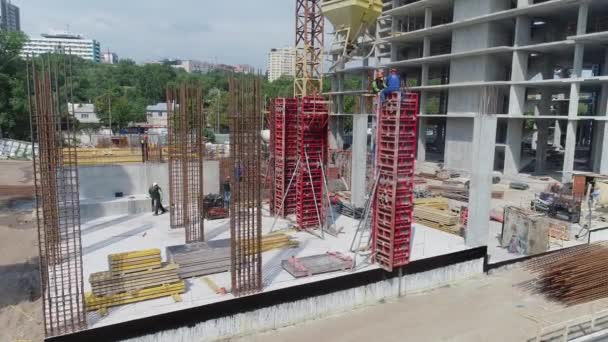 Güçlendirilmiş beton yapılar inşa ediliyor. İnşaat alanındaki işçiler — Stok video