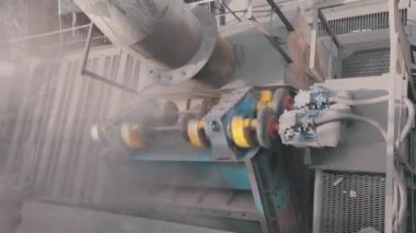 Bir fabrikadaki büyük mekanizmaların işi. Fabrikada dönüşümlü ekipman. Üretim süreci. Fabrika iş akışı.