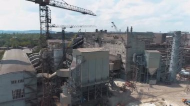 Büyük bir metalürjik tesisin üzerinden uçmak. Metalurjik bir bitkiden büyük metalürjik bitki görüntüsü emisyonları