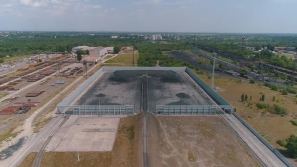 Cokesovenkool in de open lucht magazijn bovenaanzicht. Vlucht over een kolenopslagplaats in de open lucht — Stockvideo