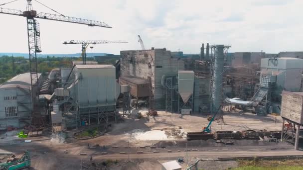 Construcción de un nuevo taller en la planta. Volar sobre un sitio de construcción en una fábrica. Maquinaria de construcción en el sitio vista superior — Vídeos de Stock